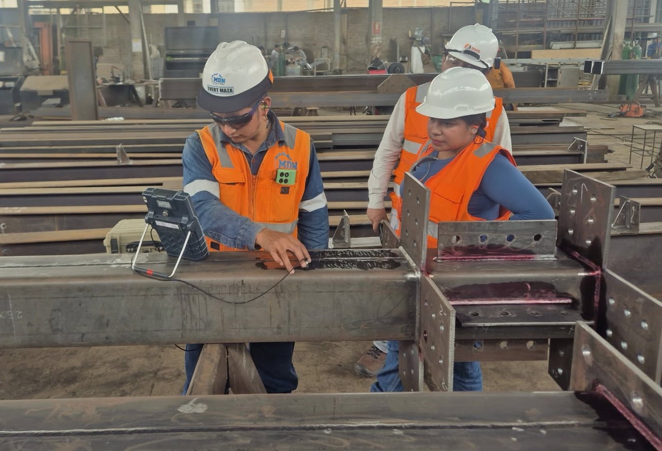 Técnicos de MDN realizando inspección en taller