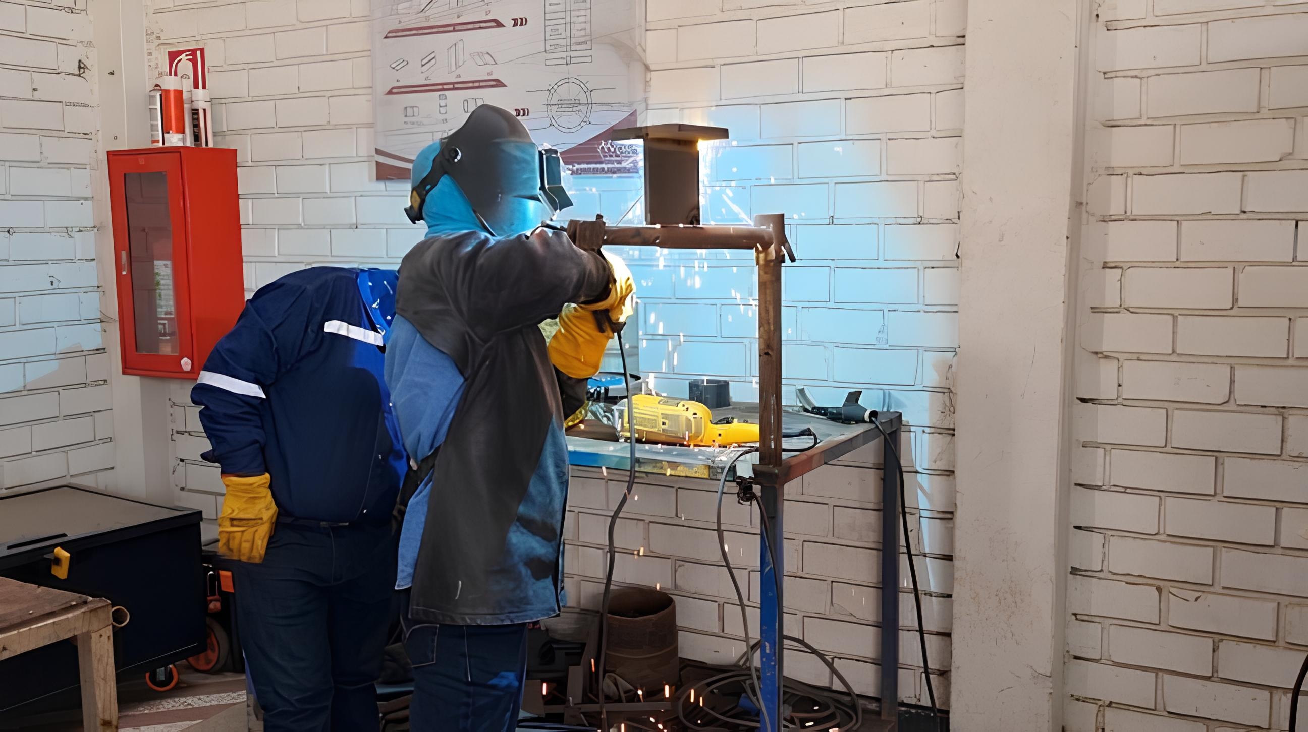 Soldador de MDN realizando una prueba de soldadura